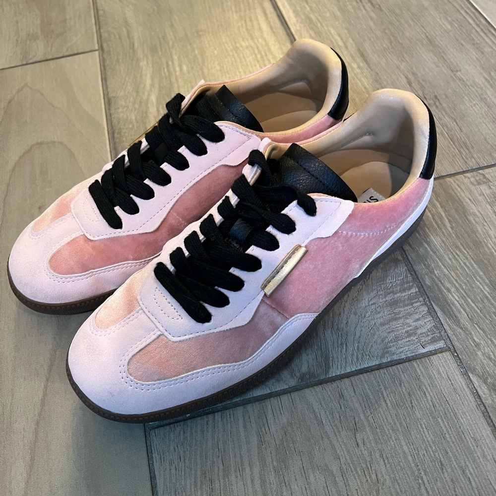Low profile Steve Madden EMPORIA LIGHT PINK sneakers . Size 7